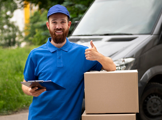 repartidor con caja y pulgar arriba